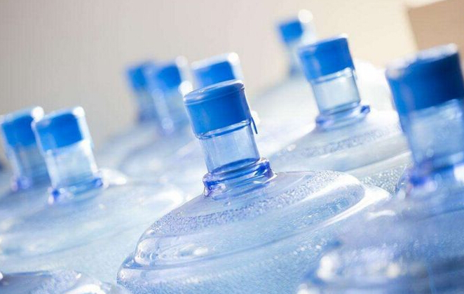 装净水器和买桶装水哪个划算？